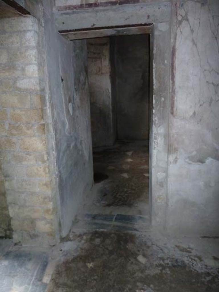 IV.4 Herculaneum. September 2015. Doorway to room 24, the room with the alcove.