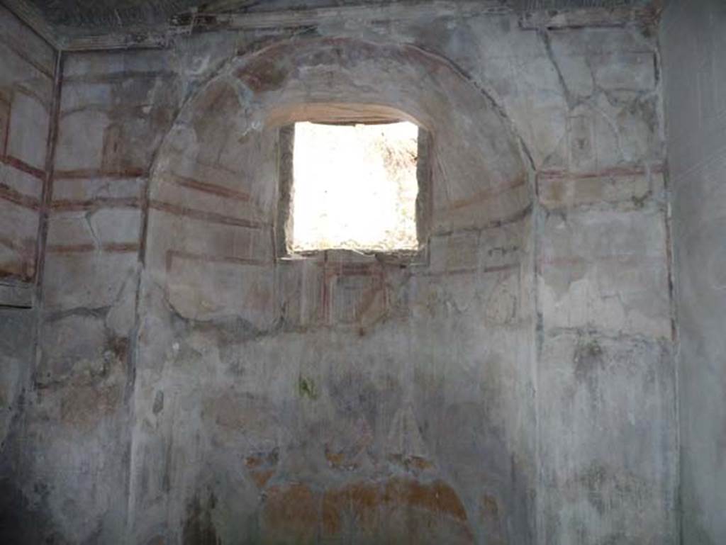 IV.4 Herculaneum. September 2015. Room 24, south wall with alcove or apse.
The window gave light to the room from the courtyard 22. 

