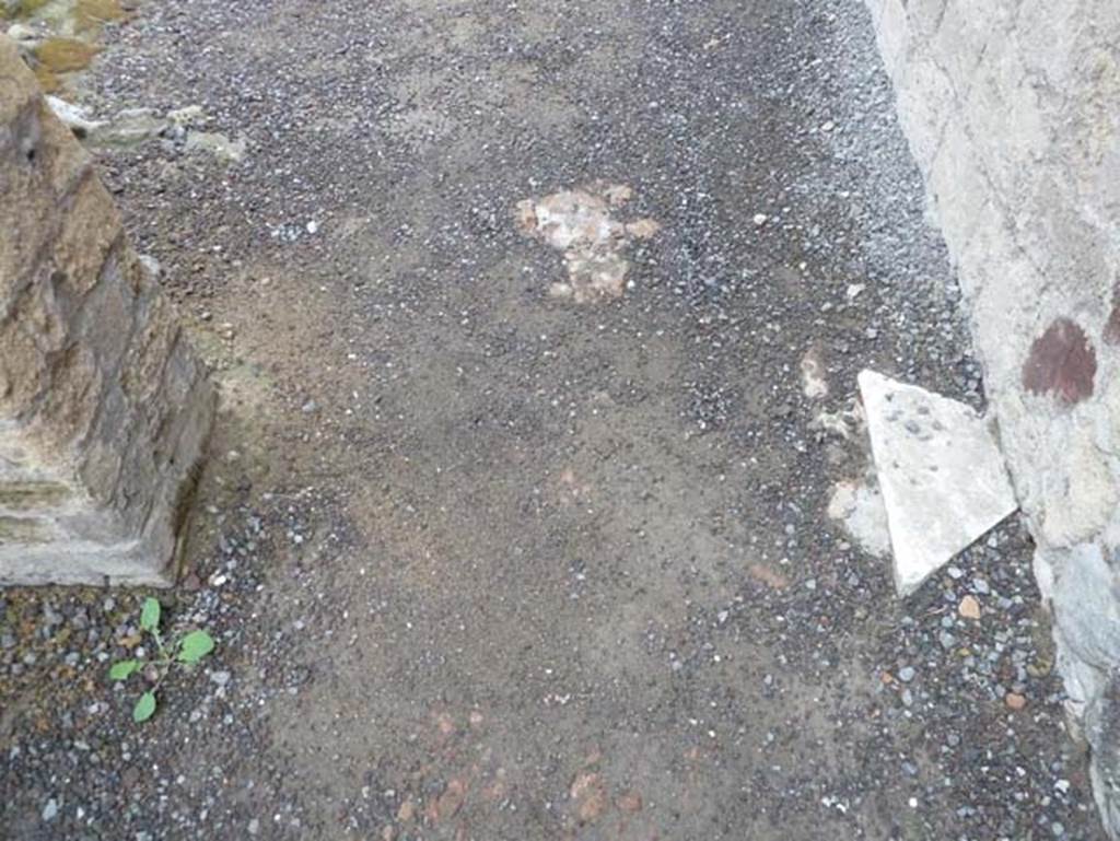 Ins. IV.8, Herculaneum, September 2015. Remains of threshold in corridor, looking east. 
