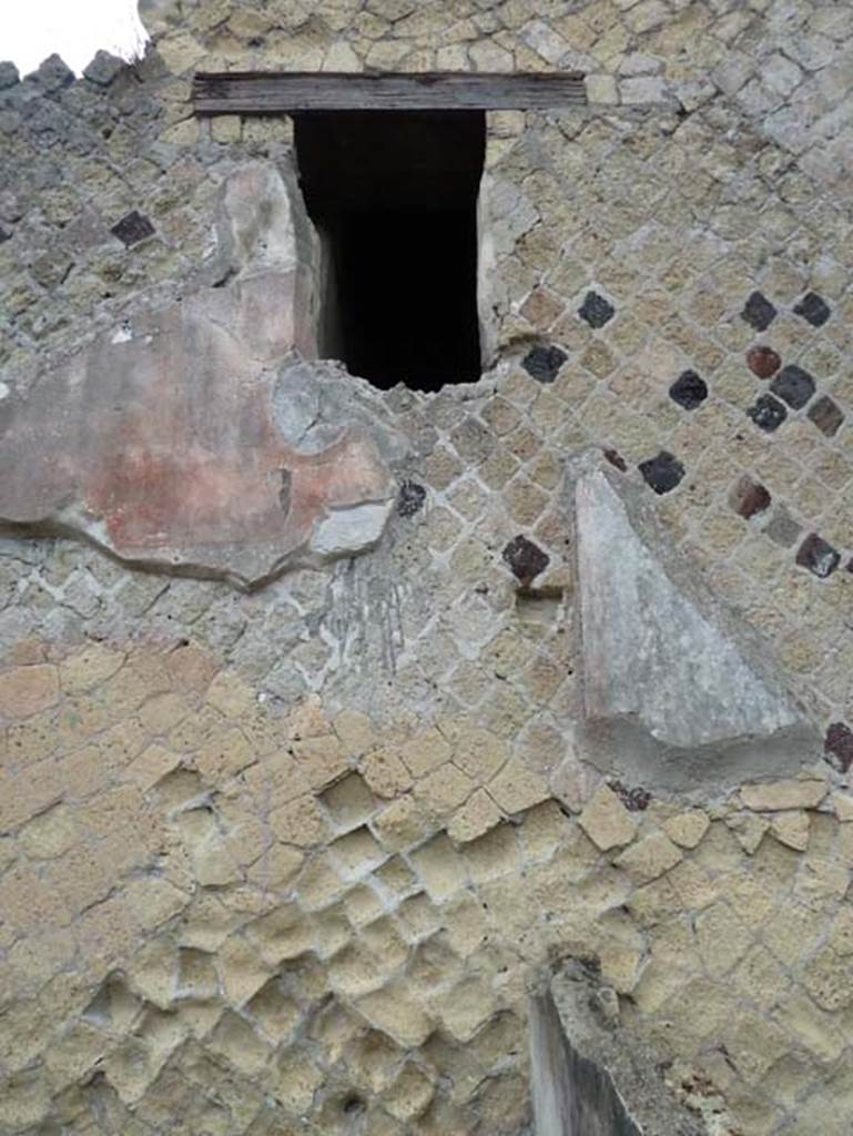 Ins. IV.8, Herculaneum, September 2015. East end of north wall above courtyard, with window into IV.11