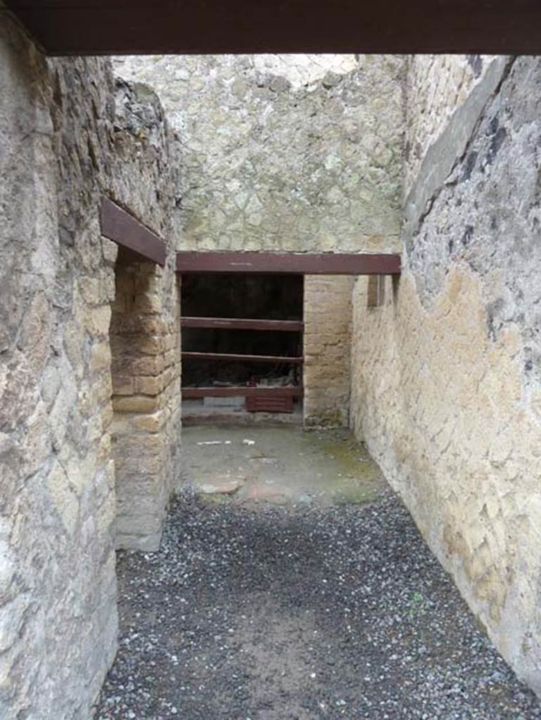 Ins. IV.10/11, Herculaneum, September 2015. Looking east along small corridor, towards an area that would have been reached from the doorway at IV.11.