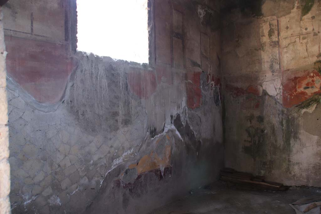 IV.11, Herculaneum, September 2021. 
Looking towards north wall of triclinium/oecus with window into corridor on north side. Photo courtesy of Klaus Heese.
