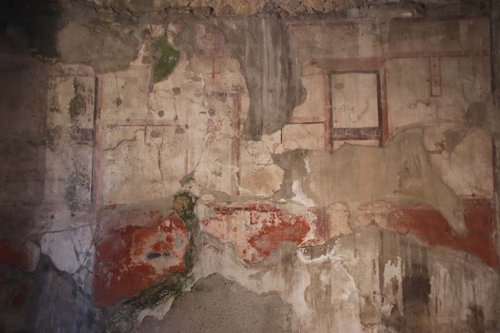 IV.11, Herculaneum, September 2021. Detail from east wall of triclinium/oecus. Photo courtesy of Klaus Heese.