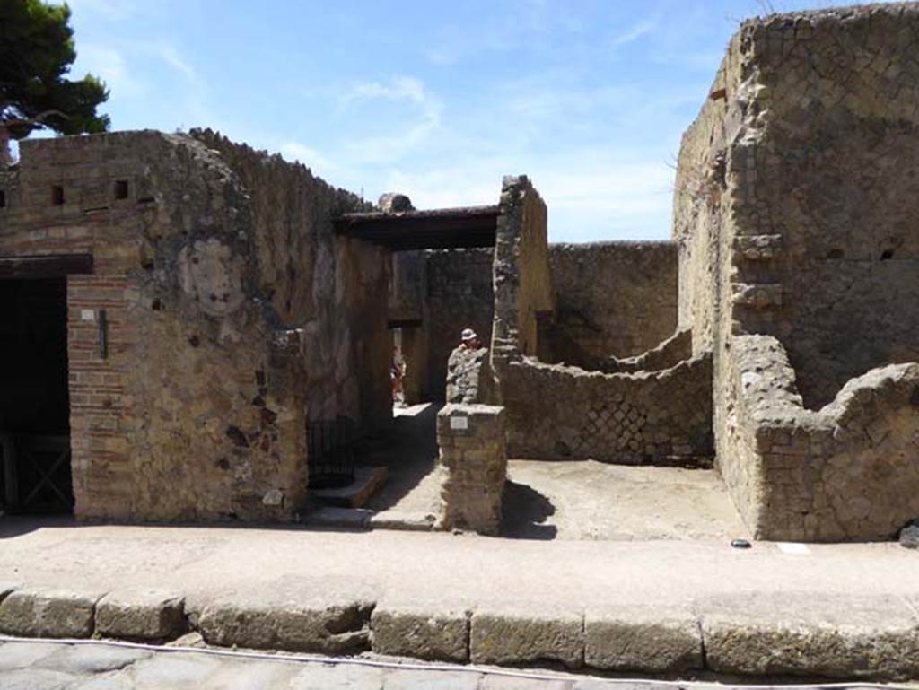 IV.12 Herculaneum, on right. September 2015. Looking south to shop entrance doorway, linked to entrance at IV.13.  Photo courtesy of Michael Binns.
