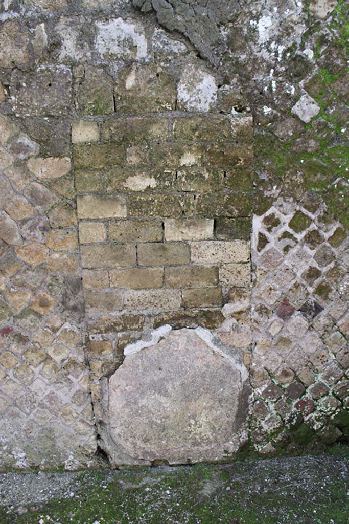 IV.13 Herculaneum. March 2014. Detail from south wall of entrance vestibule.
Foto Annette Haug, ERC Grant 681269 DÉCOR.
