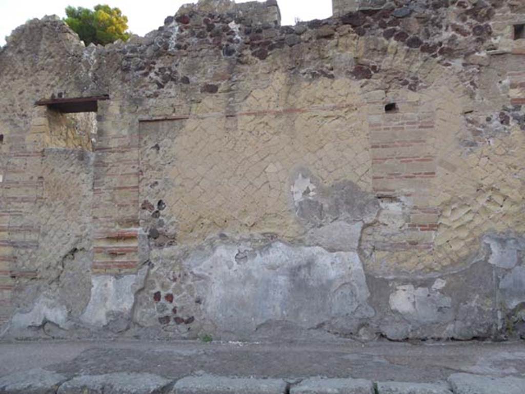 Decumanus Inferiore, Herculaneum. September 2015. South side of roadway, exteriore façade of IV.13/15.  Photo courtesy of Michael Binns.
