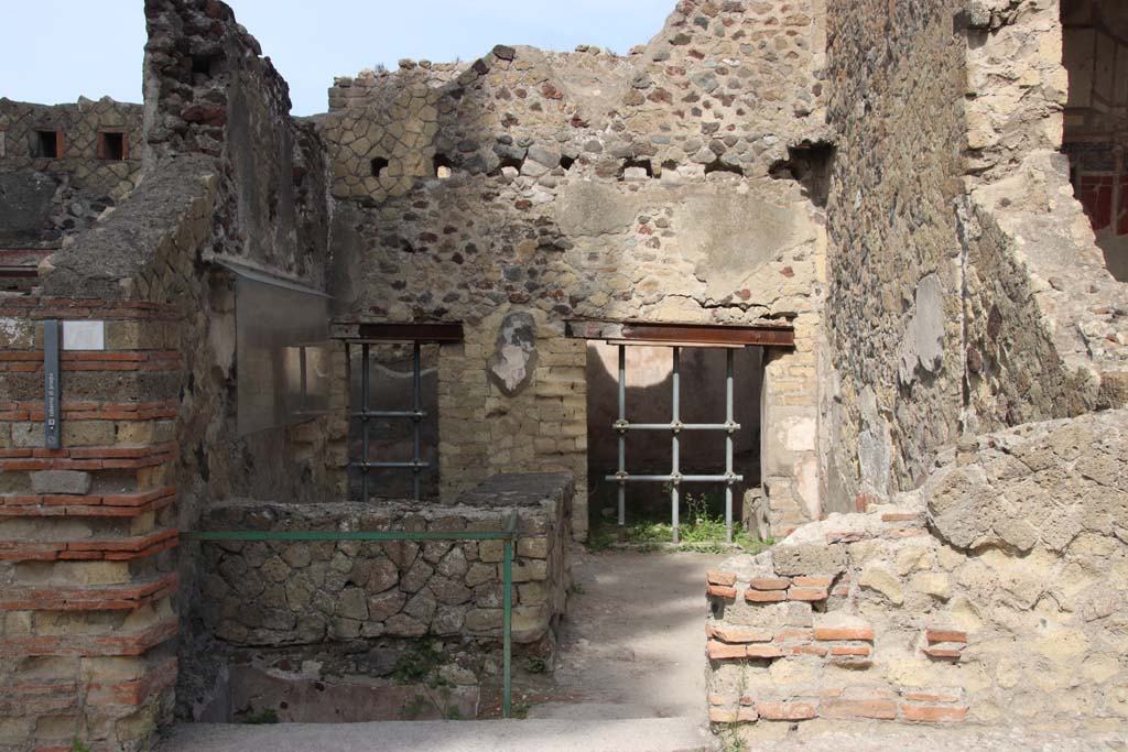 IV.17, Herculaneum, September 2017. Looking towards entrance doorway on west side of Cardo V, Inferiore.
Photo courtesy of Klaus Heese. 
