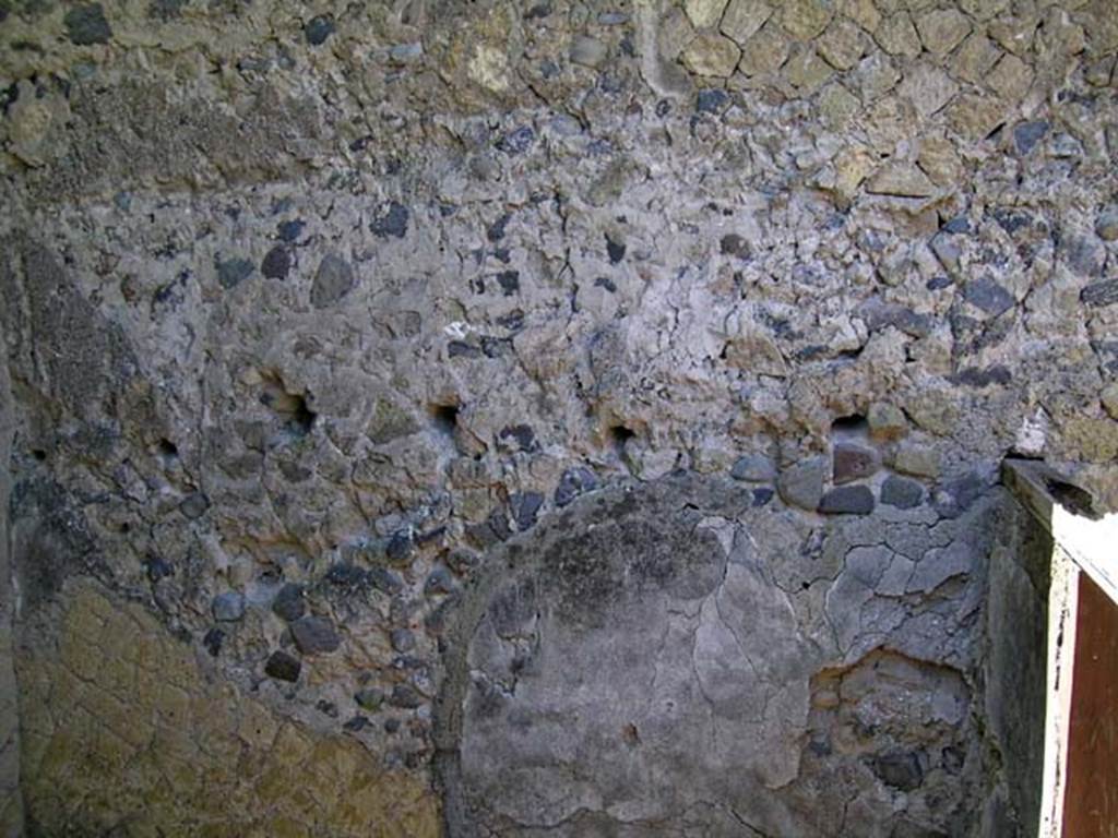 V.4, Herculaneum, May 2004. Room a, south wall of the small storeroom/cupboard.
Photo courtesy of Nicolas Monteix.
