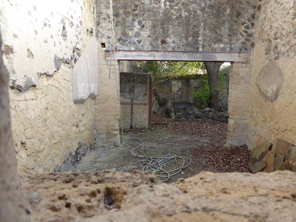 V.4, Herculaneum, October 2014.  
Looking east through window at north end of faade through large workshop room C, towards garden area. Photo courtesy of Michael Binns.

