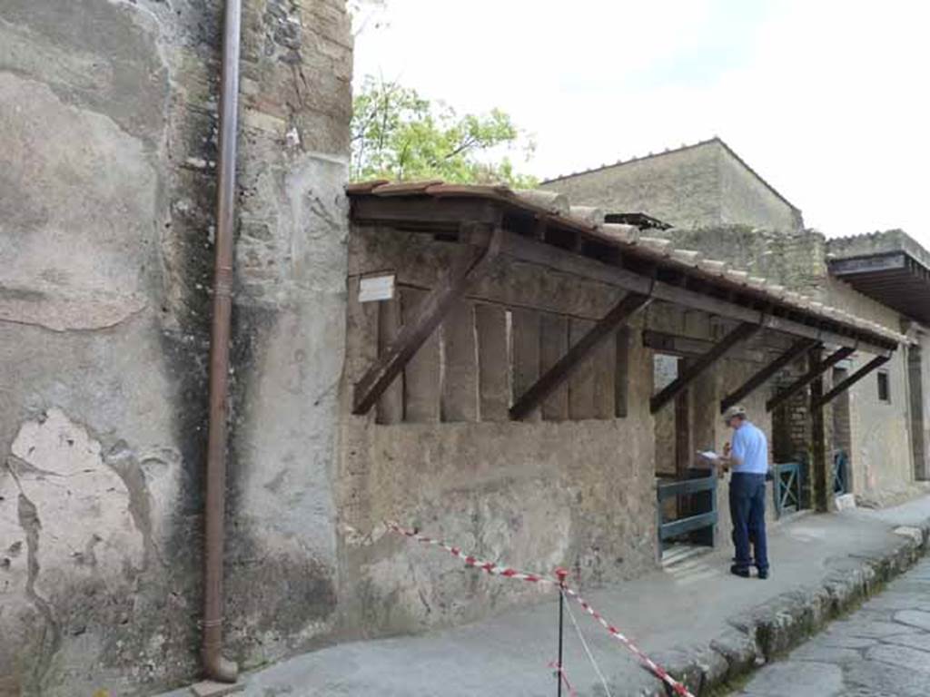 Ins. V. 4 and 3, May 2010. Exterior façade, looking south, of the two linked properties. 