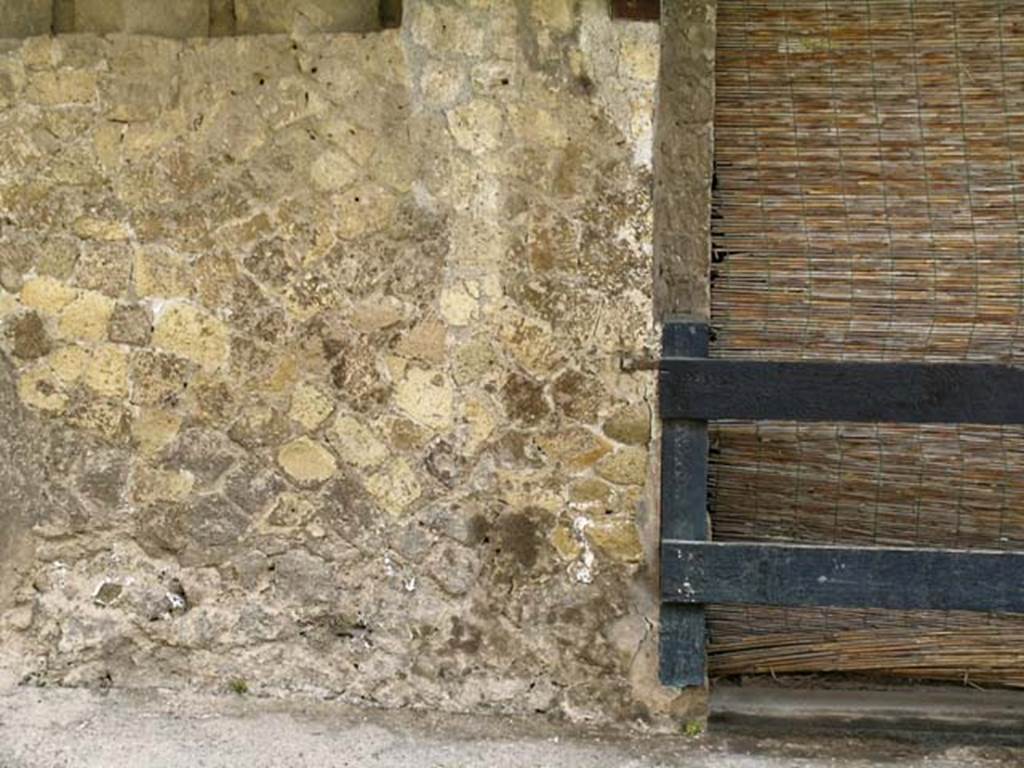 V.4, Herculaneum, May 2005. Exterior façade on north side of doorway, on east side of Cardo IV. 
Photo courtesy of Nicolas Monteix.
