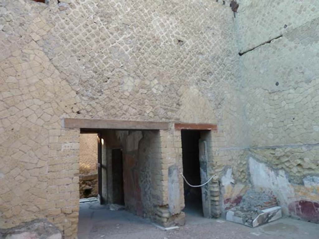 Ins. V 7, Herculaneum, September 2015. North-west corner of atrium, with entrance doorway, doorway to small room, and remains of lararium.