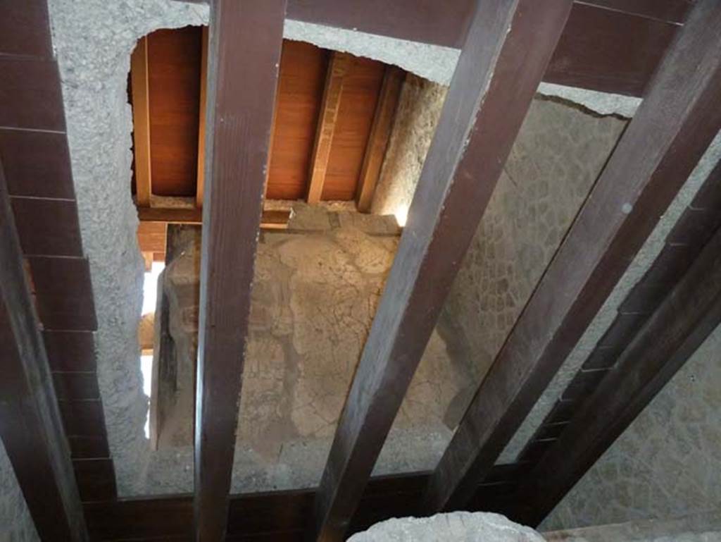 V 7, Herculaneum, September 2015. 
Looking up towards rooms in upper floor, above small room in north-west corner of atrium, next to entrance corridor.
See V.7/6, upper floor, room a.

