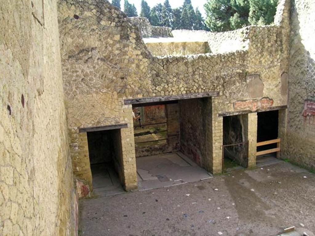 V.7, Herculaneum. May 2005. 
Looking towards east side of atrium, with room remaining above north-east corner and above tablinum. Photo courtesy of Nicolas Monteix.

