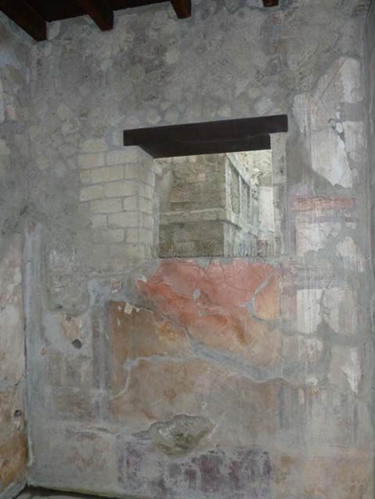 Ins. V 7, Herculaneum, September 2015. East wall in room in north-east corner of atrium. 