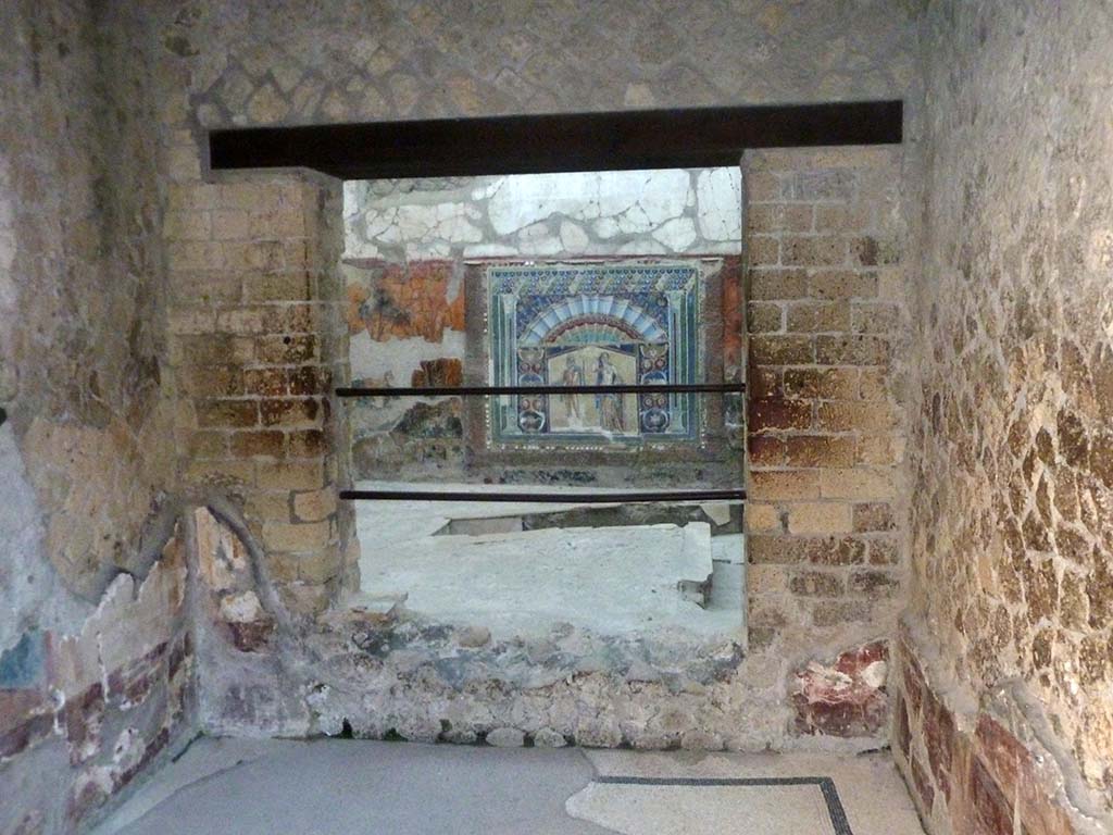 V.7 Herculaneum, September 2015. East side of tablinum with window into the small internal courtyard. 