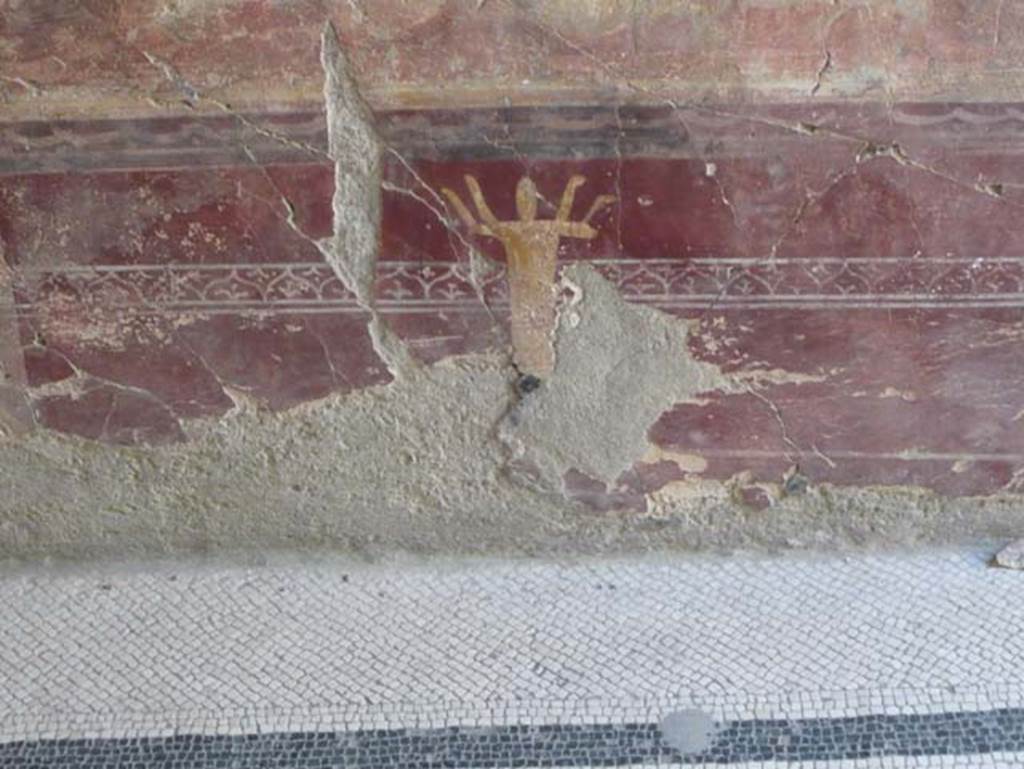 V.7, Herculaneum. August 2013. Detail of decoration from south wall of tablinum.
Photo courtesy of Buzz Ferebee.
