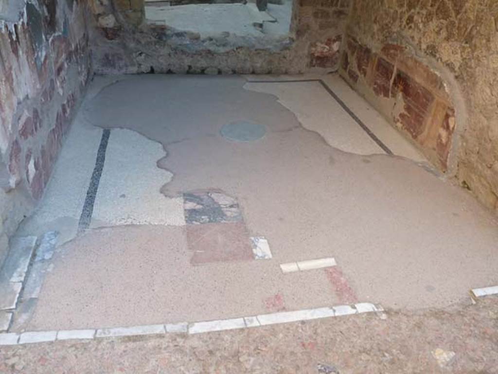Ins. V 7, Herculaneum, September 2015. Remains of flooring in tablinum.