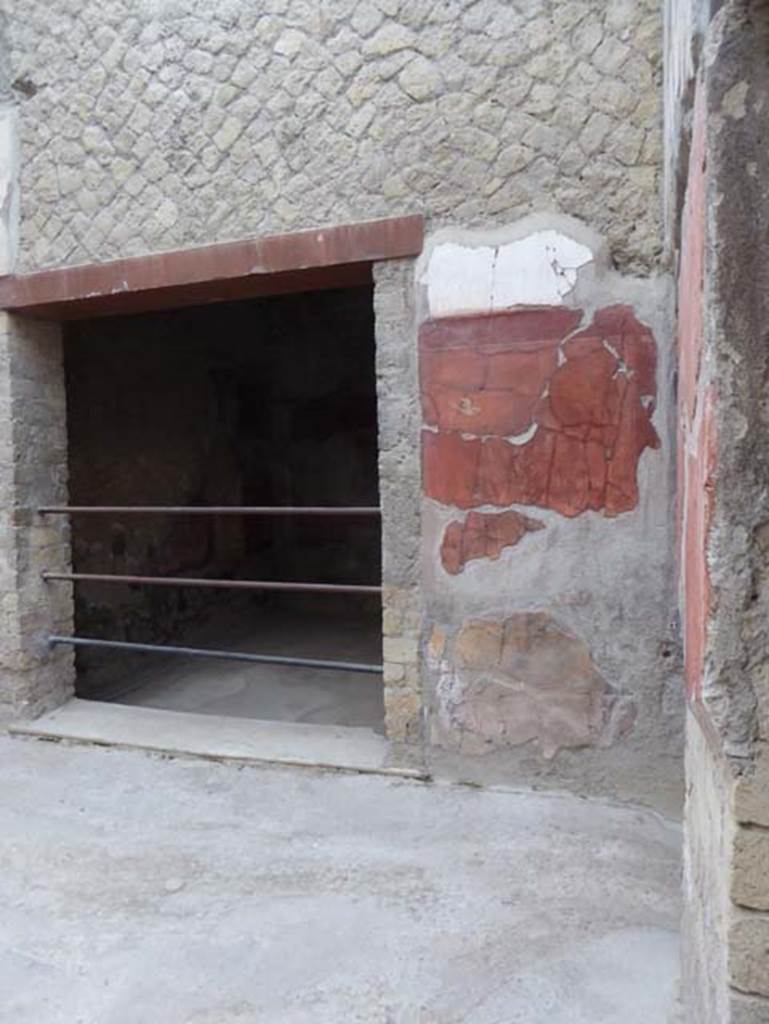 V 7, Herculaneum, September 2015. Looking towards south-west corner of internal courtyard, on right.  The doorway to the triclinium is on the left. Photo courtesy of Michael Binns.
