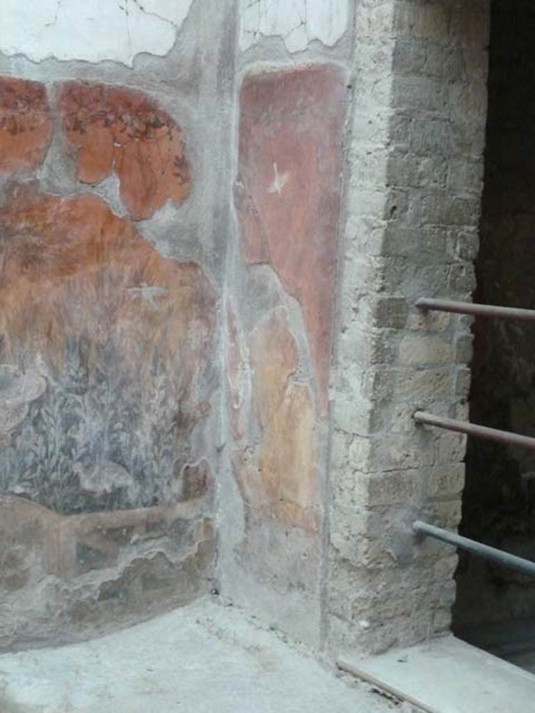 Ins. V 7, Herculaneum, September 2015. South-east corner of internal courtyard. On the right is the doorway from the triclinium.