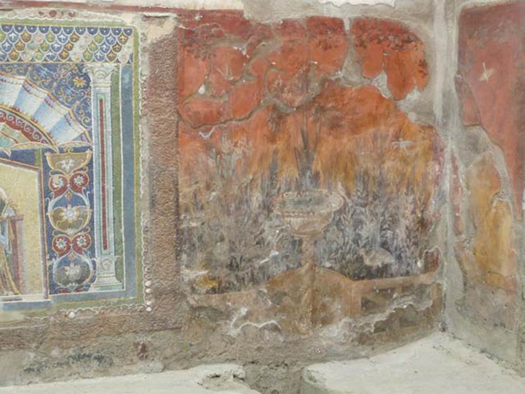 V.7, Herculaneum. August 2013.  Garden painting on south end of east wall of internal courtyard.  Photo courtesy of Buzz Ferebee.
