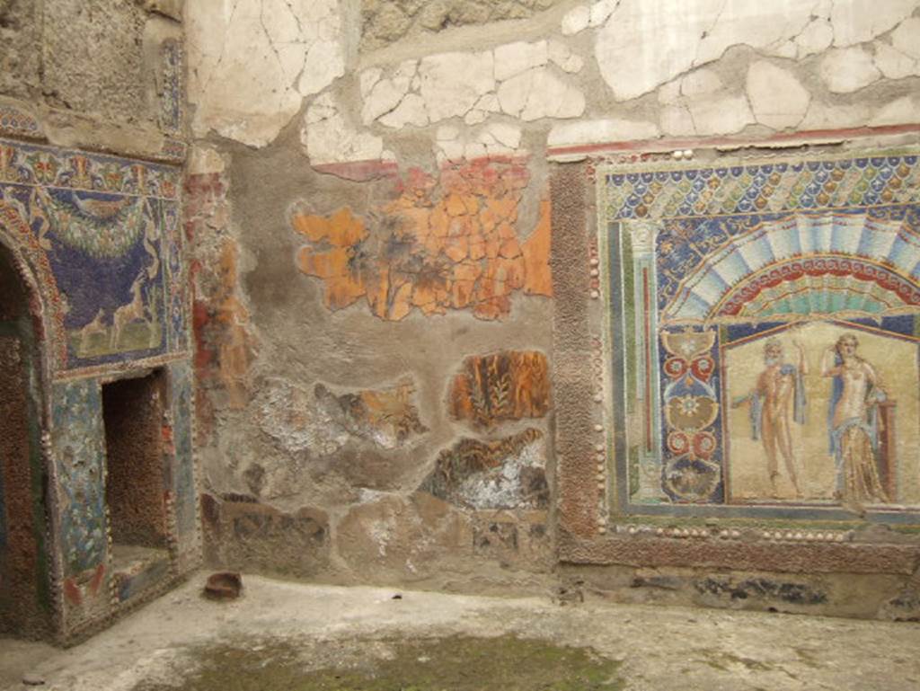 V.7 Herculaneum. May 2006. East wall in north-east corner.