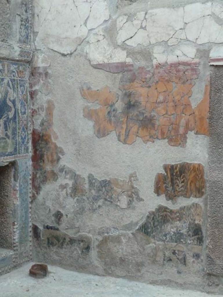 Ins. V 7, Herculaneum, September 2015. Remains of garden painting on north end of east wall of internal courtyard.