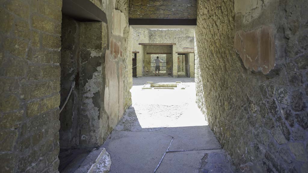 V.7 Herculaneum. August 2021. Looking east along entrance corridor towards atrium. Photo courtesy of Robert Hanson.