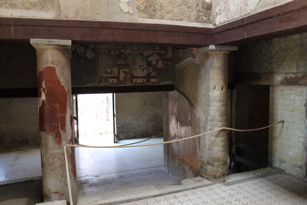 V.8 Herculaneum. March 2014. Room 3, looking west through small tablinum towards entrance doorway in Room 1.
Foto Annette Haug, ERC Grant 681269 DÉCOR
