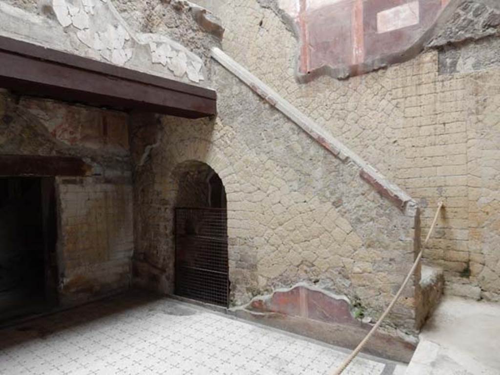 V.8 Herculaneum, May 2018. Area 4, painted decoration on east wall of courtyard/stairs. Photo courtesy of Buzz Ferebee.
