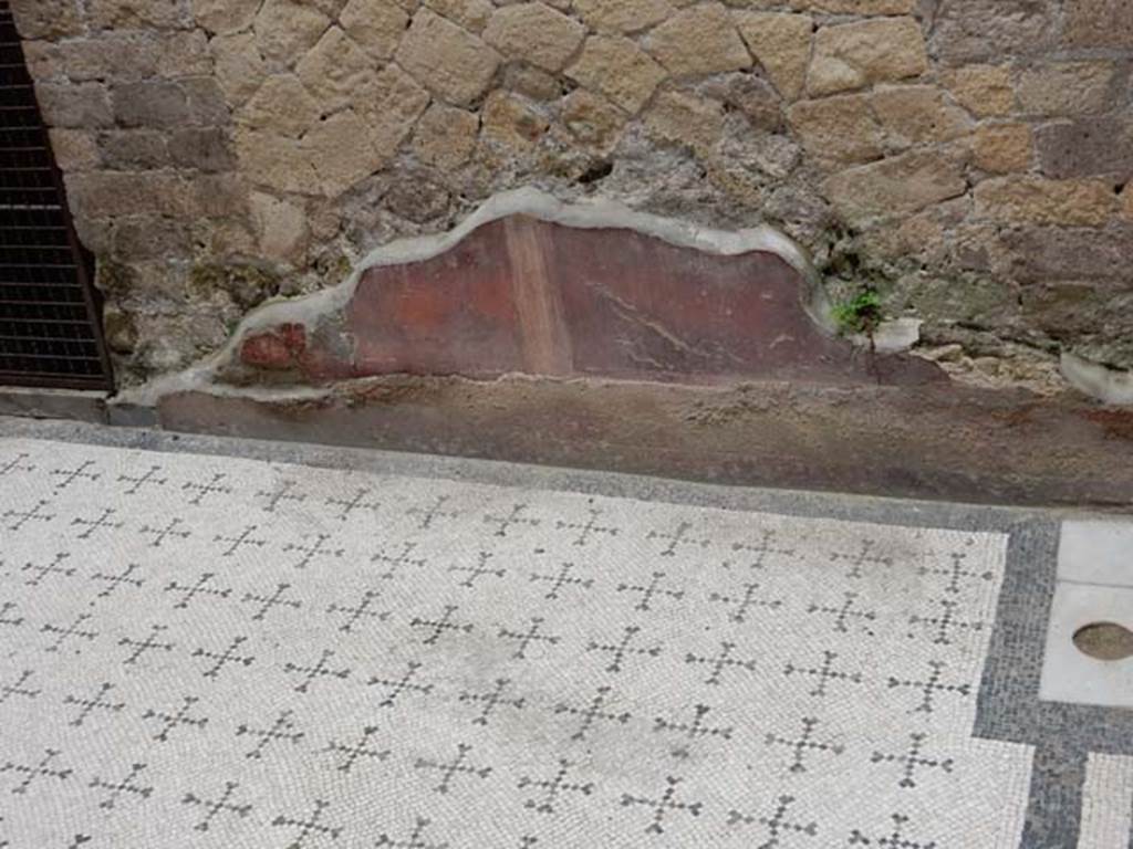 V.8 Herculaneum, May 2018. Area 4, detail of painted decoration on east wall of courtyard/stairs. Photo courtesy of Buzz Ferebee.