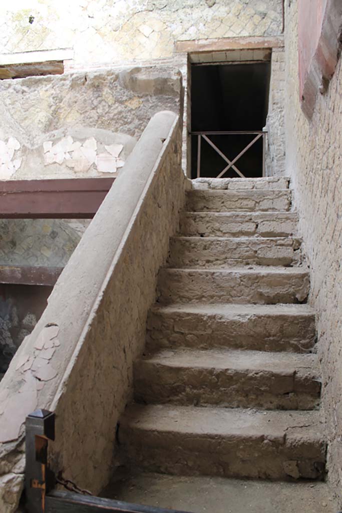 V.8 Herculaneum. March 2014. 
Area 4, looking north on masonry stairs on east side of “beautiful” courtyard.
Foto Annette Haug, ERC Grant 681269 DÉCOR
