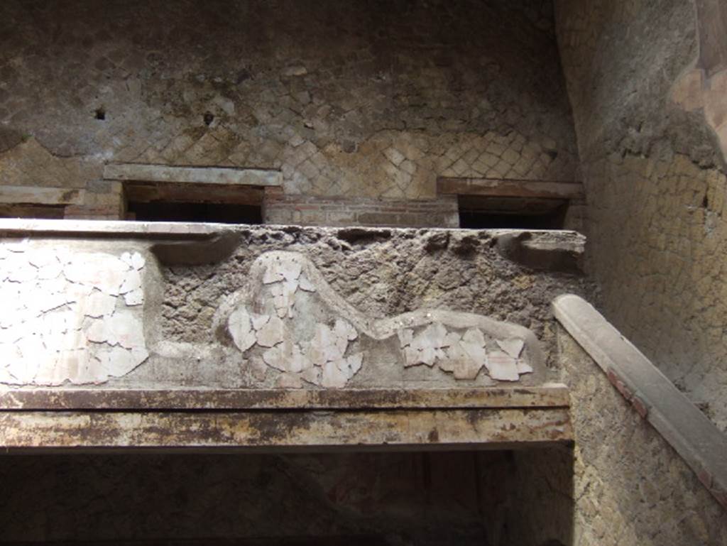V.8 Herculaneum. May 2006. Area 4, upper masonry landing, with doorways to upper rooms, with no floors.  
Two small rooms with painted white background decoration open onto the landing of the stairs.
