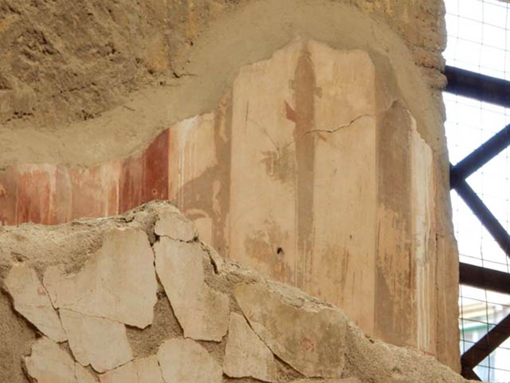 V.8 Herculaneum, May 2018. Area 4, west side of upper floor landing, with detail of remaining painted decoration.
Photo courtesy of Buzz Ferebee.
