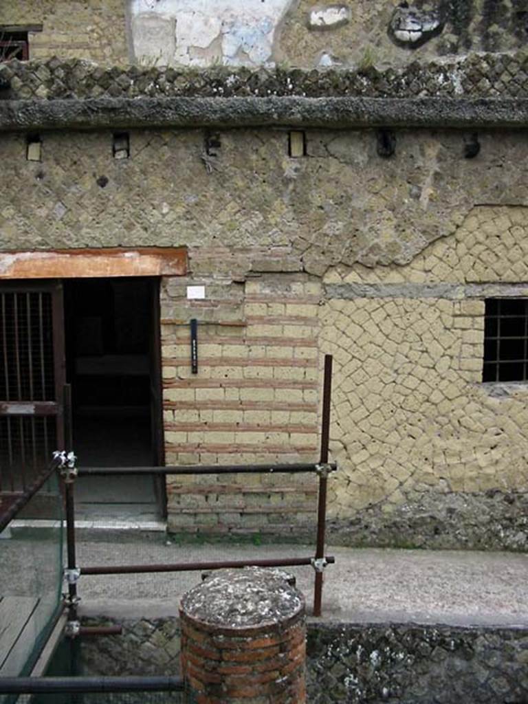 V.8, Herculaneum. May 2003. Looking towards southern side of doorway on Cardo IV.  
Photo courtesy of Nicolas Monteix.


