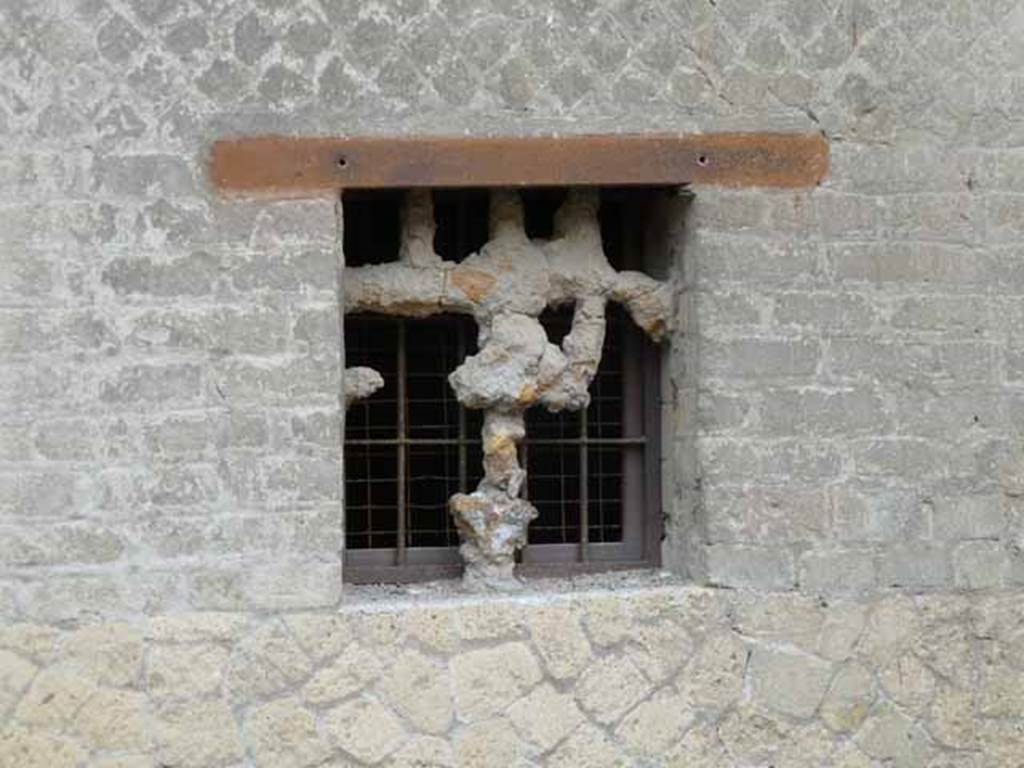 V.8 Herculaneum, May 2010. Detail of window in exterior west wall of houses on east side of Cardo IV Superiore.

