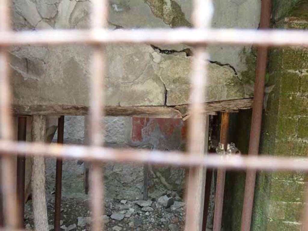 V 14, Herculaneum, May 2010. Doorway 14, collapsing wall above frail wooden doorframe.