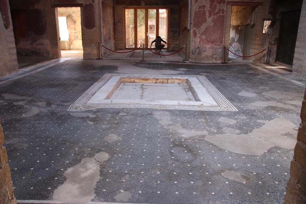 V.15 Herculaneum. October 2020. Looking south across atrium from entrance corridor. Photo courtesy of Klaus Heese.