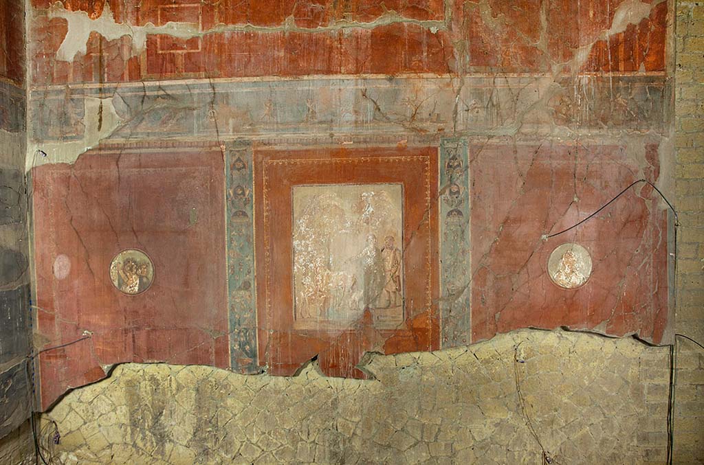 V.15 Herculaneum. 2011. West wall of tablinum.