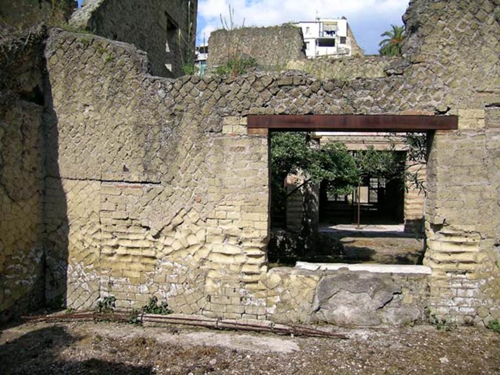 V.15, Herculaneum, May 2004. 
Looking towards north-west corner and north through window from large oecus at rear of peristyle, across peristyle through tablinum, to atrium.
Photo courtesy of Nicolas Monteix.
