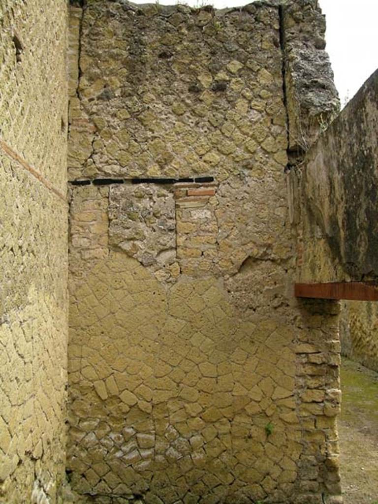V.15, Herculaneum, May 2005. North wall in latrine. Photo courtesy of Nicolas Monteix.
