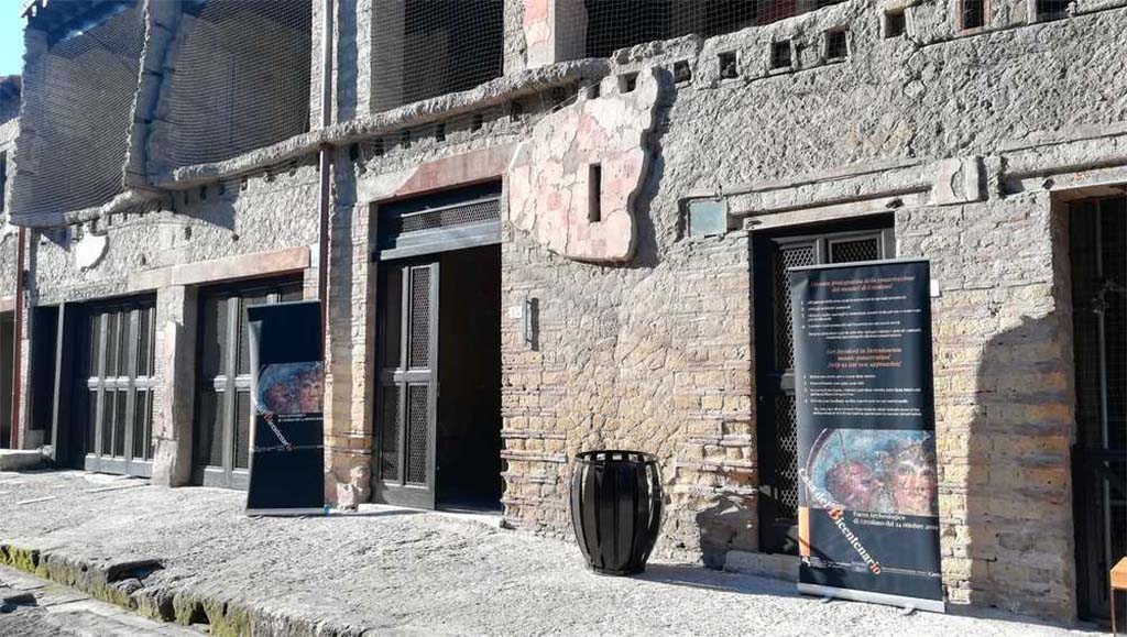 V.15 Herculaneum, October 2019. The tall doorway of V.15 is open. 
The house was reopened to the public on the 24th October 2019.
Photograph courtesy of MiBAC. Use subject to Creative Commons - Attribuzione - versione 3.0.
