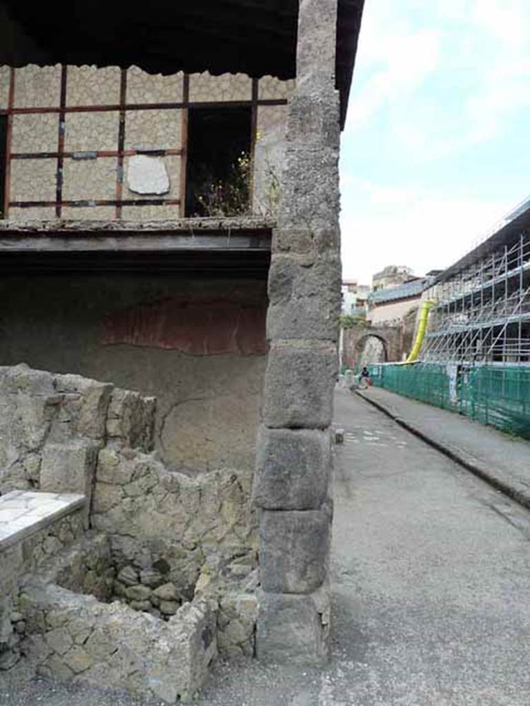 Herculaneum, May 2010. Looking west towards the upper floor of V.20 and upper doorway into V.19, from V.21.

