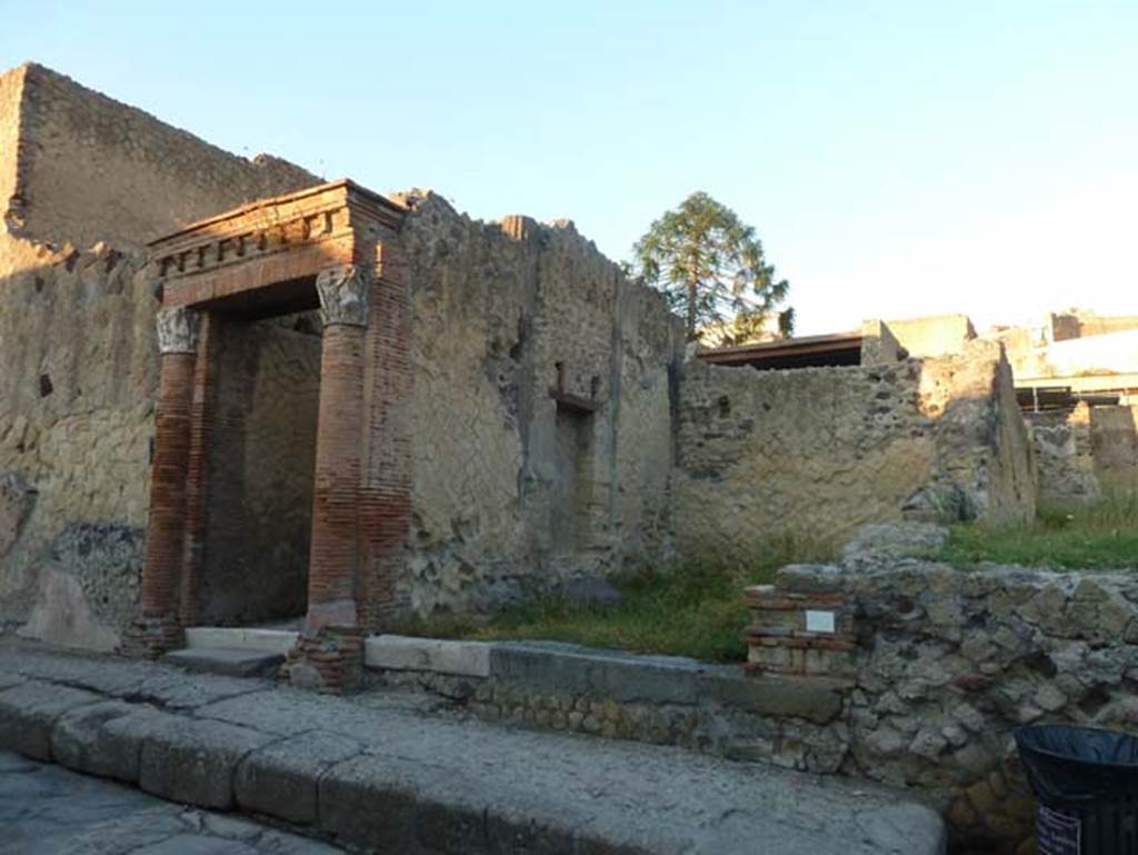 Ins. V 34, on right, Herculaneum, September 2015. Looking north-west to doorway to shop. On the left is the doorway to V 35, the House of the Gran Portale. 

