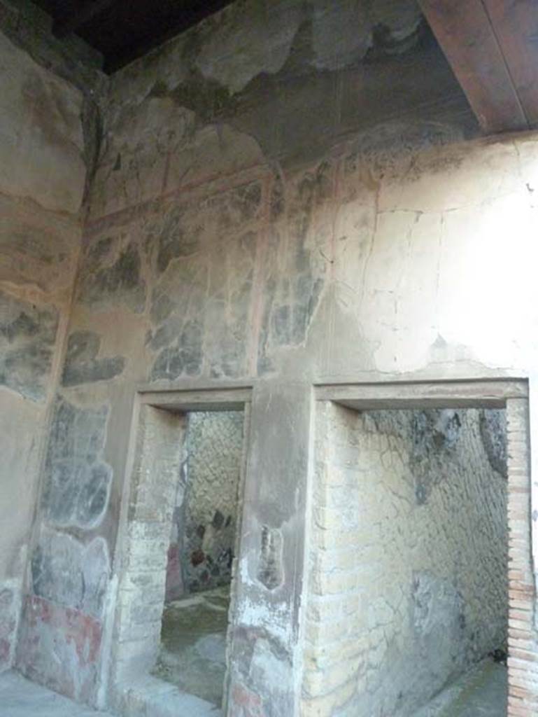 V.35 Herculaneum, September 2015. 
Ala 10, north wall with doorway to cubiculum 5, on left, and doorway to corridor 8, on right.

