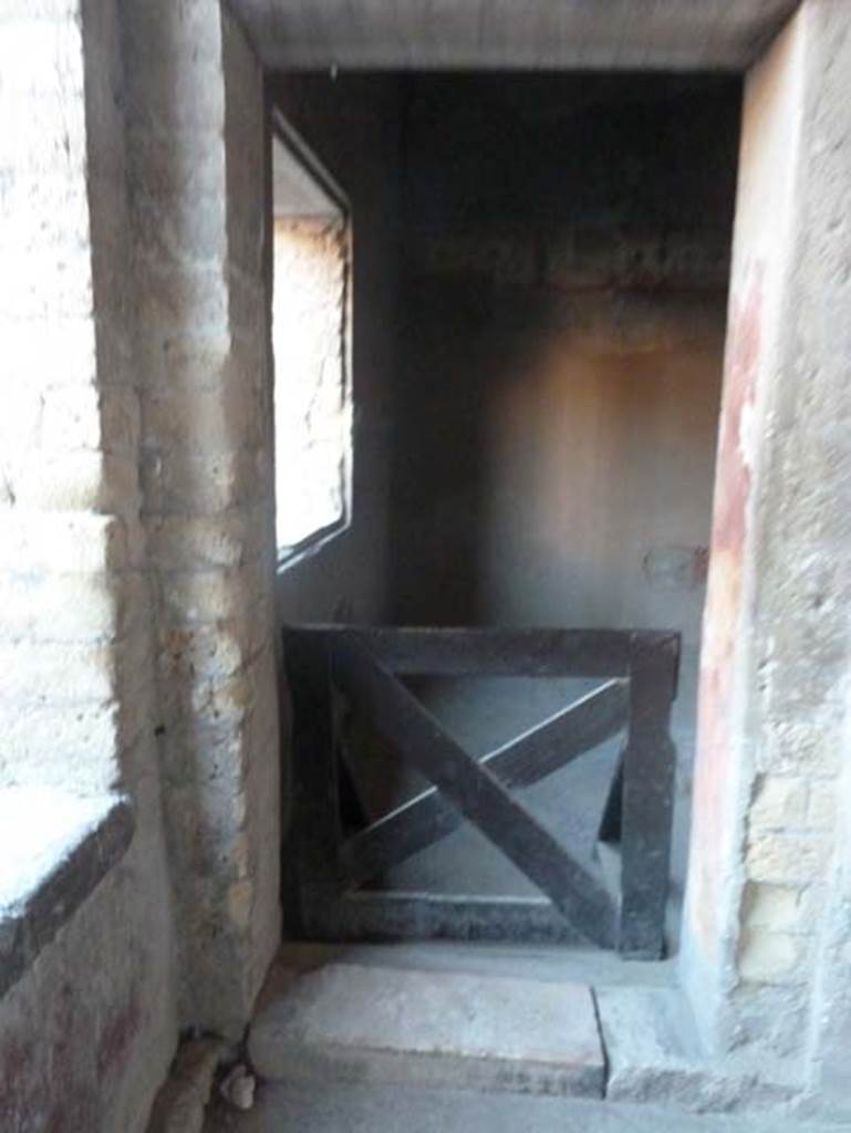Ins. V 35, Herculaneum, September 2015. Doorway to diaeta 6, in south wall of ala 10.