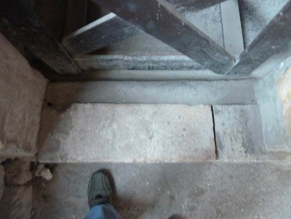 Ins. V 35, Herculaneum, September 2015. Diaeta 6, threshold in doorway. 