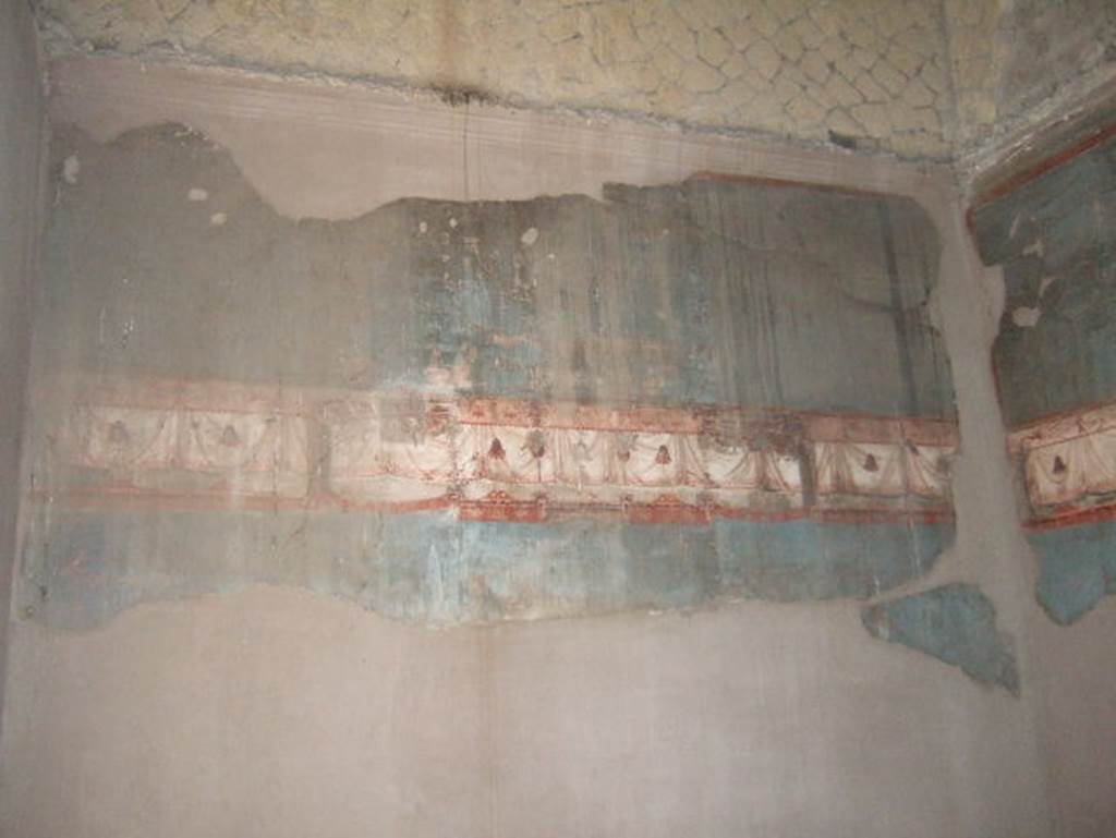 V.35 Herculaneum, May 2006. Diaeta 6, south wall and south-west corner.

