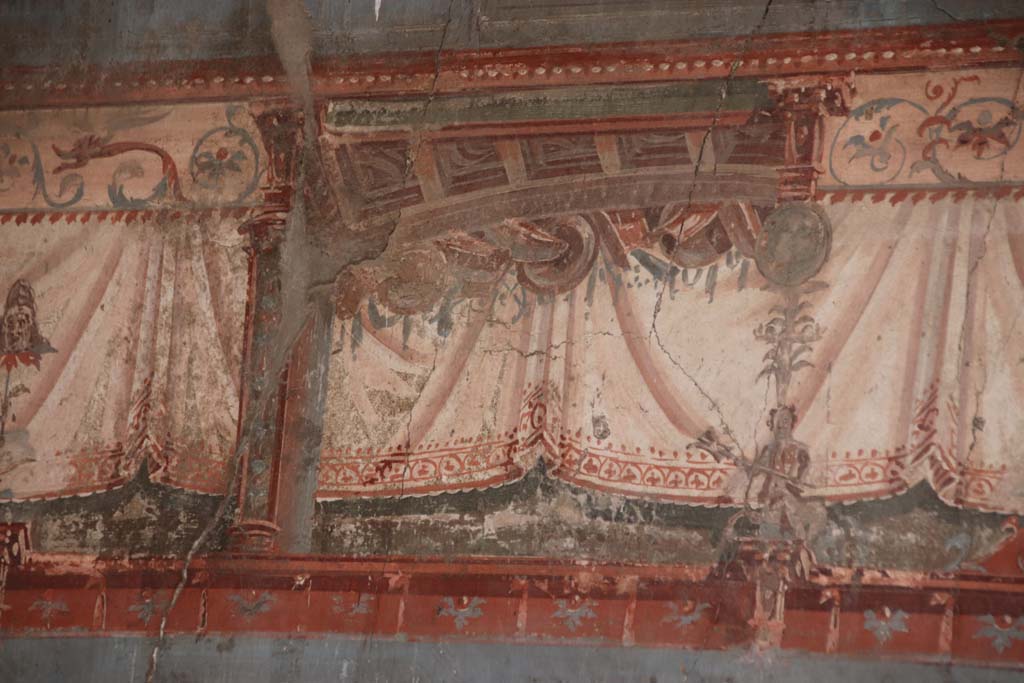 V.35 Herculaneum. October 2020. Diaeta 6, detail from west wall, at south end, continuation from above. Photo courtesy of Klaus Heese.