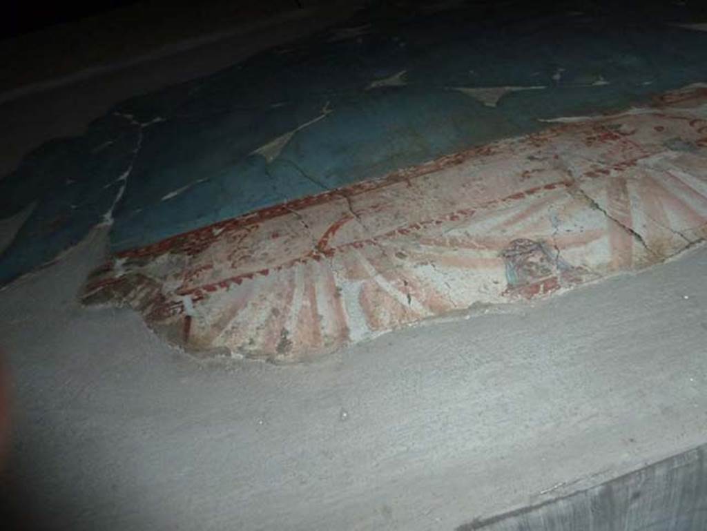 Ins. V 35, Herculaneum, September 2015. Diaeta 6, north wall above doorway.